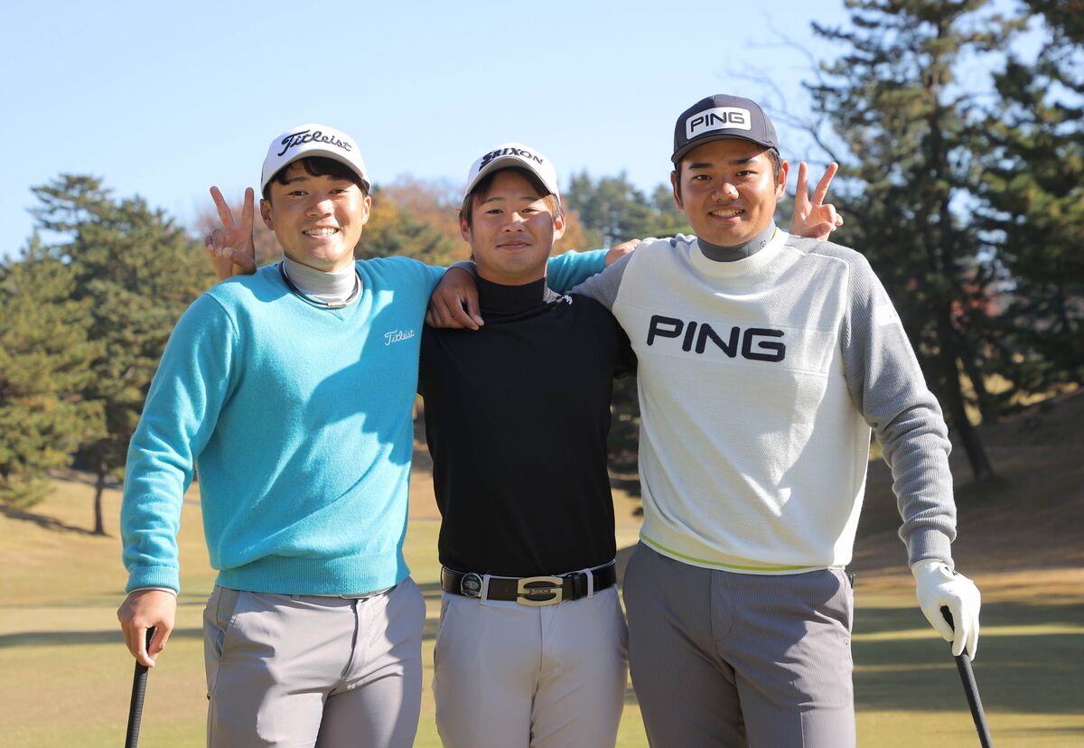 練習ラウンドで笑顔を見せる（左から）古川雄大、片岡尚之、大岩龍一
