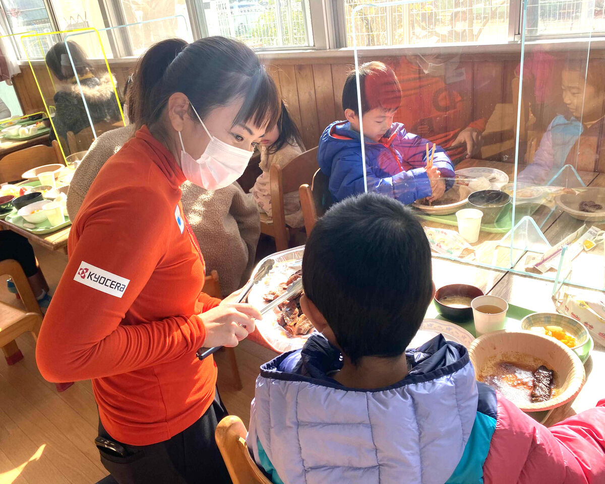 子どもたちにお肉を振る舞う笠りつ子（ゾーン提供）