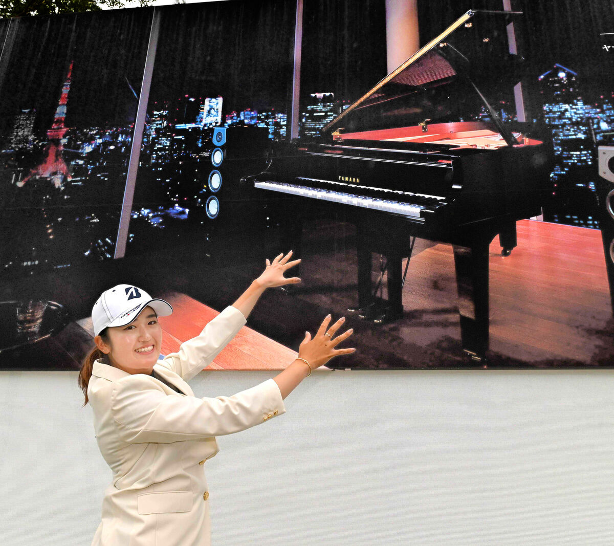 稲見萌寧はヤマハレディース優勝副賞のピアノを弾く真似をして笑顔