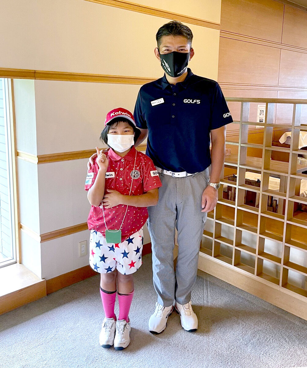 １０歳ながらゴルフ５と所属契約を結んだ須藤弥勒（右はゴルフ５を運営するアルペングループの水野敦之社長）（提供写真）