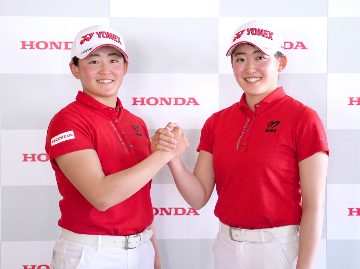 Hondaと所属契約を締結した岩井明愛（左）、千怜の双子姉妹