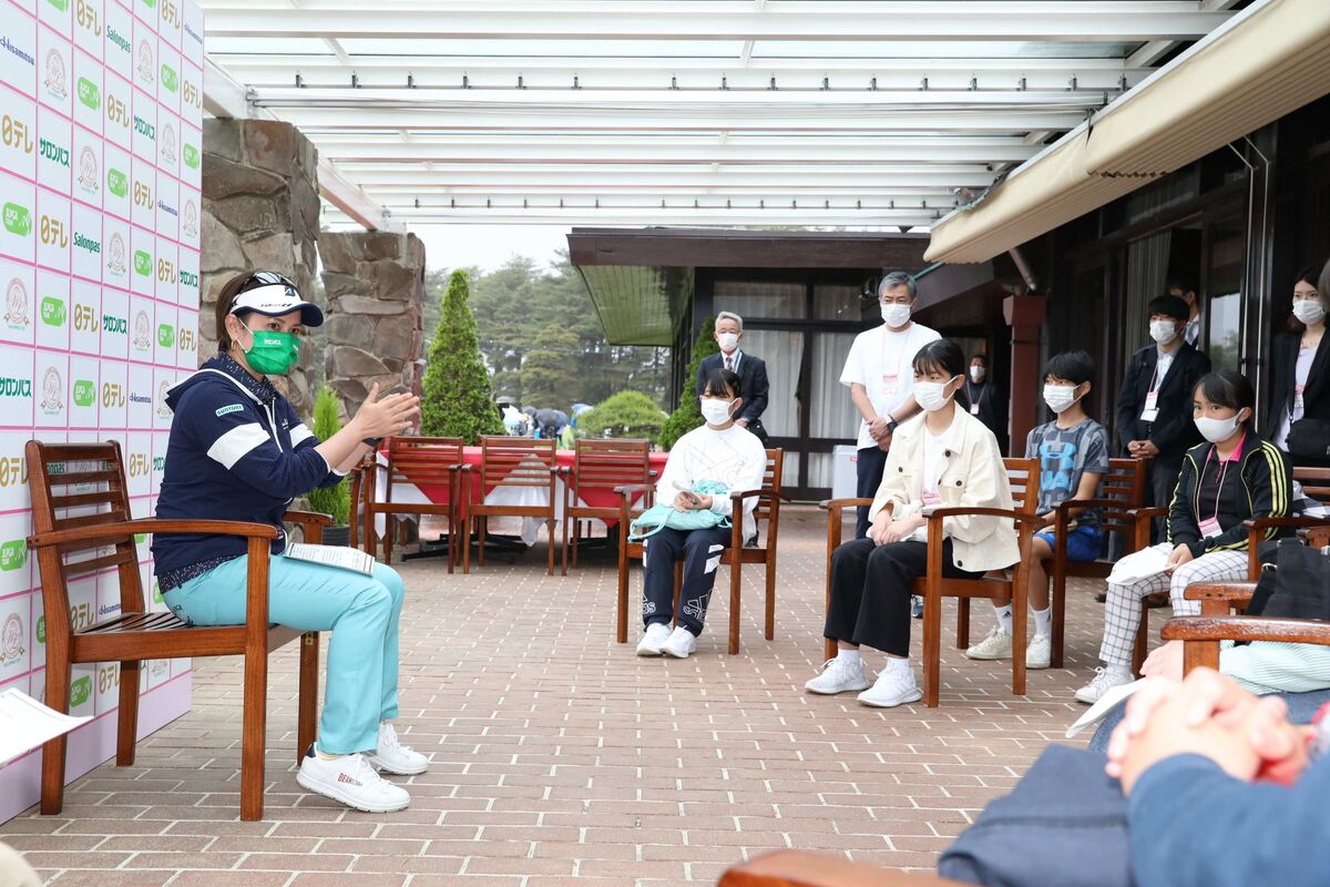 女子ゴルフのワールドレディスサロンパスカップの会場内で７日、中学生とのトークイベントに参加した宮里藍さん（大会提供写真）