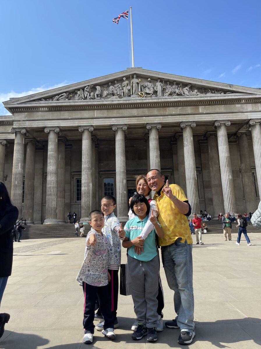 ジュニアメジャー４冠を達成した後、須藤弥勒（中央）は家族と共に大英博物館を見学（左から弟・文殊君、兄・桃太郎君、母・みゆきさん、父・憲一さん）＝提供写真＝