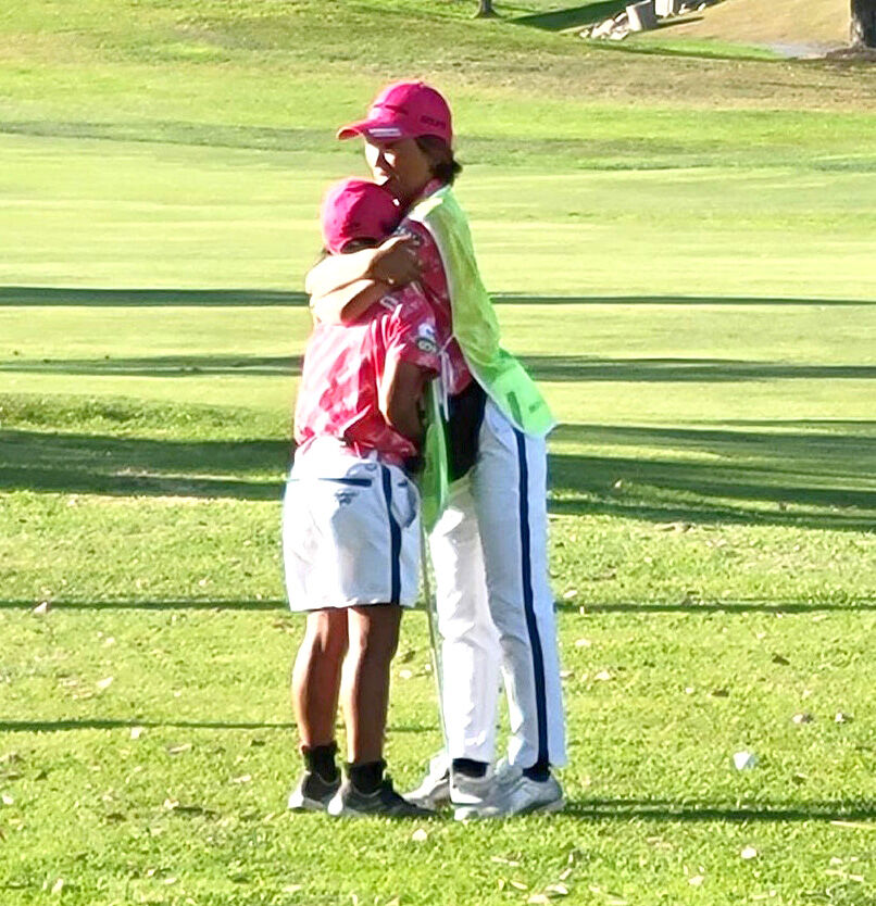 ゴルフ世界ジュニア選手権で大苦戦する須藤弥勒をキャディーを務める母・みゆきさんは抱いて励ました（提供写真）
