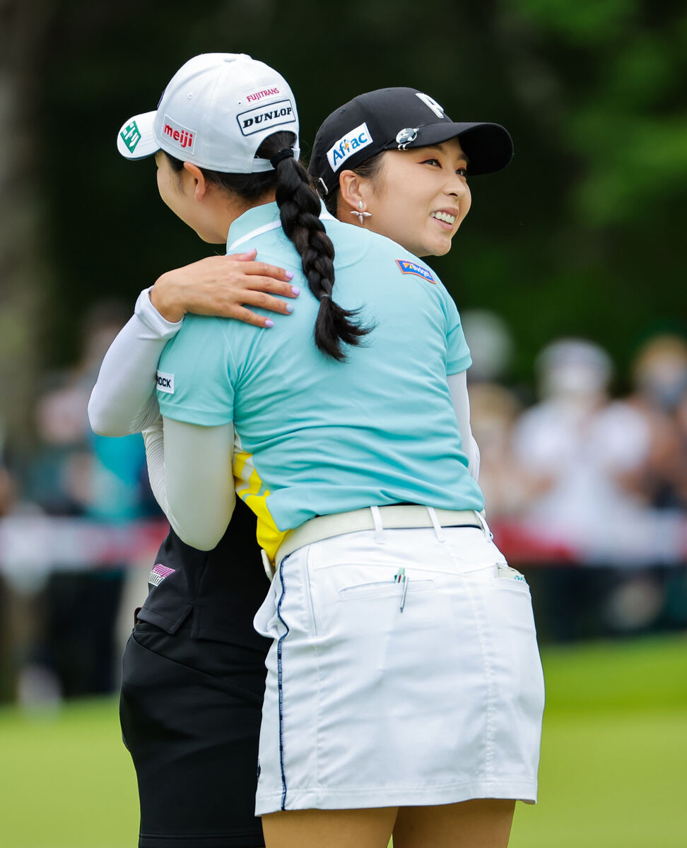 優勝を決めた菊地絵理香(奧)と抱き合い健闘を讃えあう小祝さくら(カメラ・小林 泰斗)