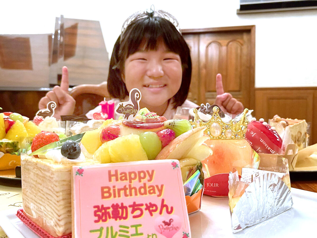 １１歳の誕生日を迎え、ケーキを前に笑顔を見せる須藤弥勒（提供写真）