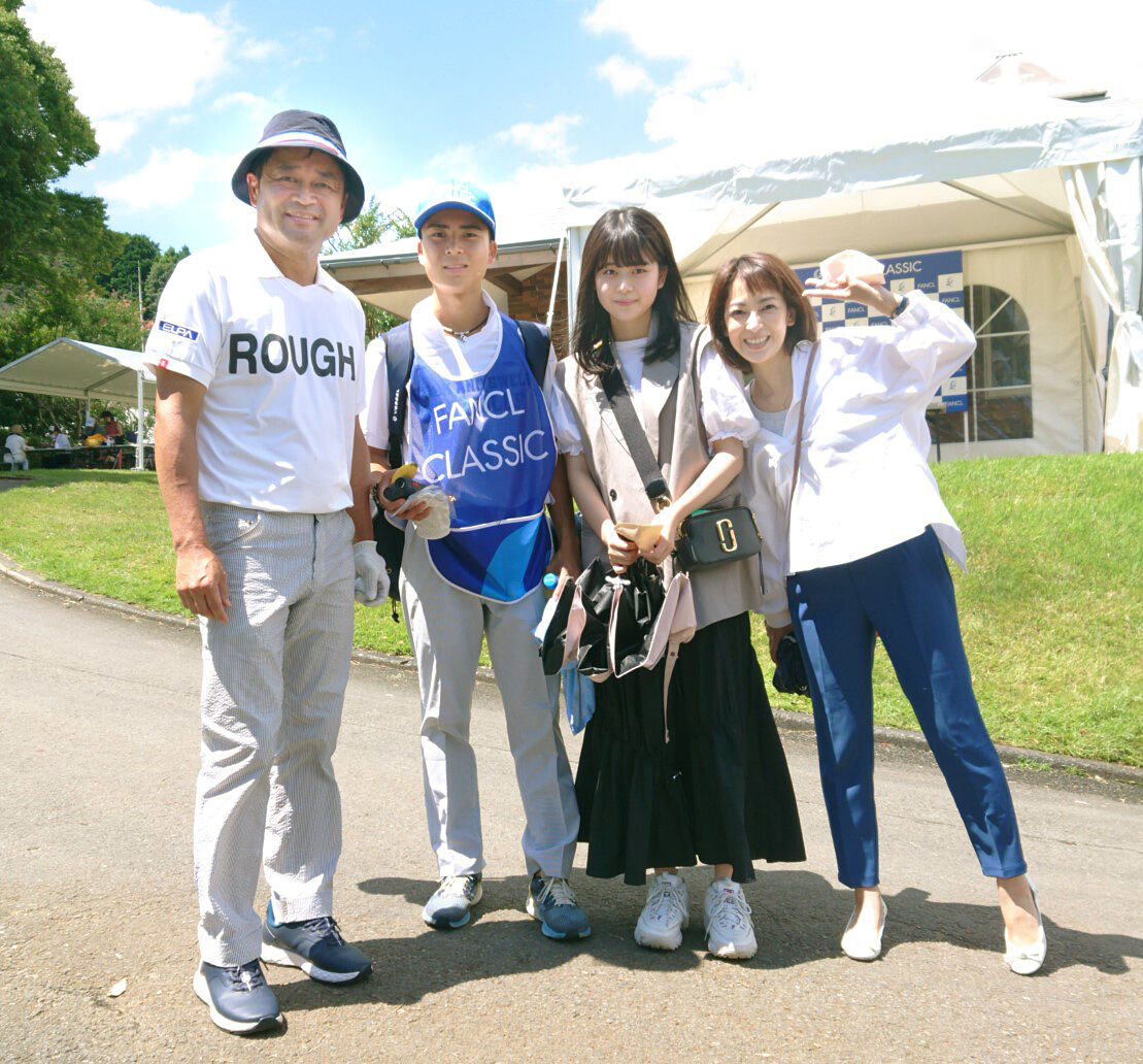 ７位発進した横田真一（左端）。（左２人目から）キャディーを務めた長男・知己、女優志望の長女・真子さん、タレントの妻・夕子さんの応援に感謝した