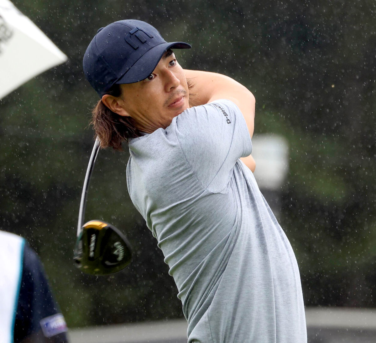 １番、雨の中、ティーショットを打つ石川遼（カメラ・今成　良輔）