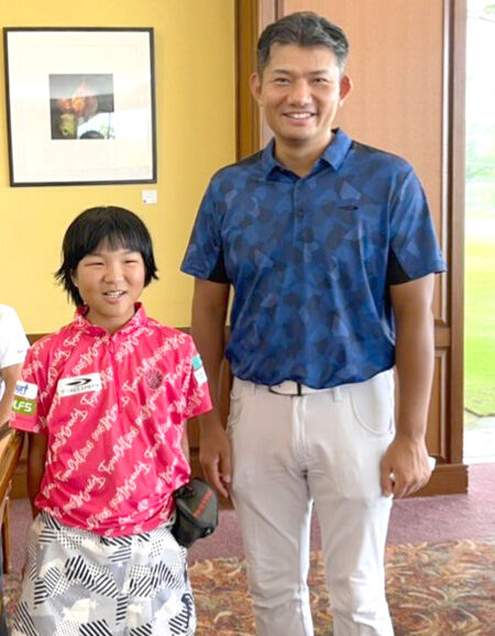 ゴルフ５に所属する１１歳の須藤弥勒は水野敦之社長の激励を受けて近い将来のゴルフ５レディス優勝を誓った（提供写真）
