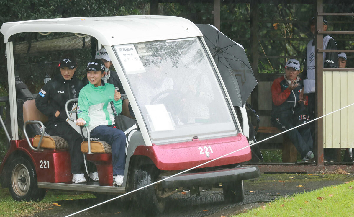 ８番付近で中断となり、小屋の中で軽食をとる勝みなみとカートに乗りクラブハウスに引き揚げる菅沼菜々(緑のウエアら、カメラ・竜田　卓）