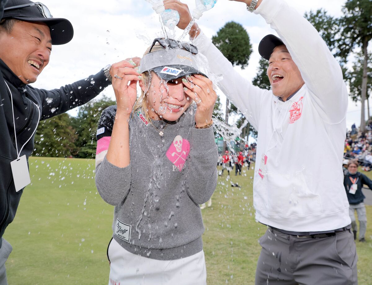 １１年振りにツアー２勝目を挙げた金田久美子は、仲間から水を掛けられ祝福された（カメラ・今西　淳）