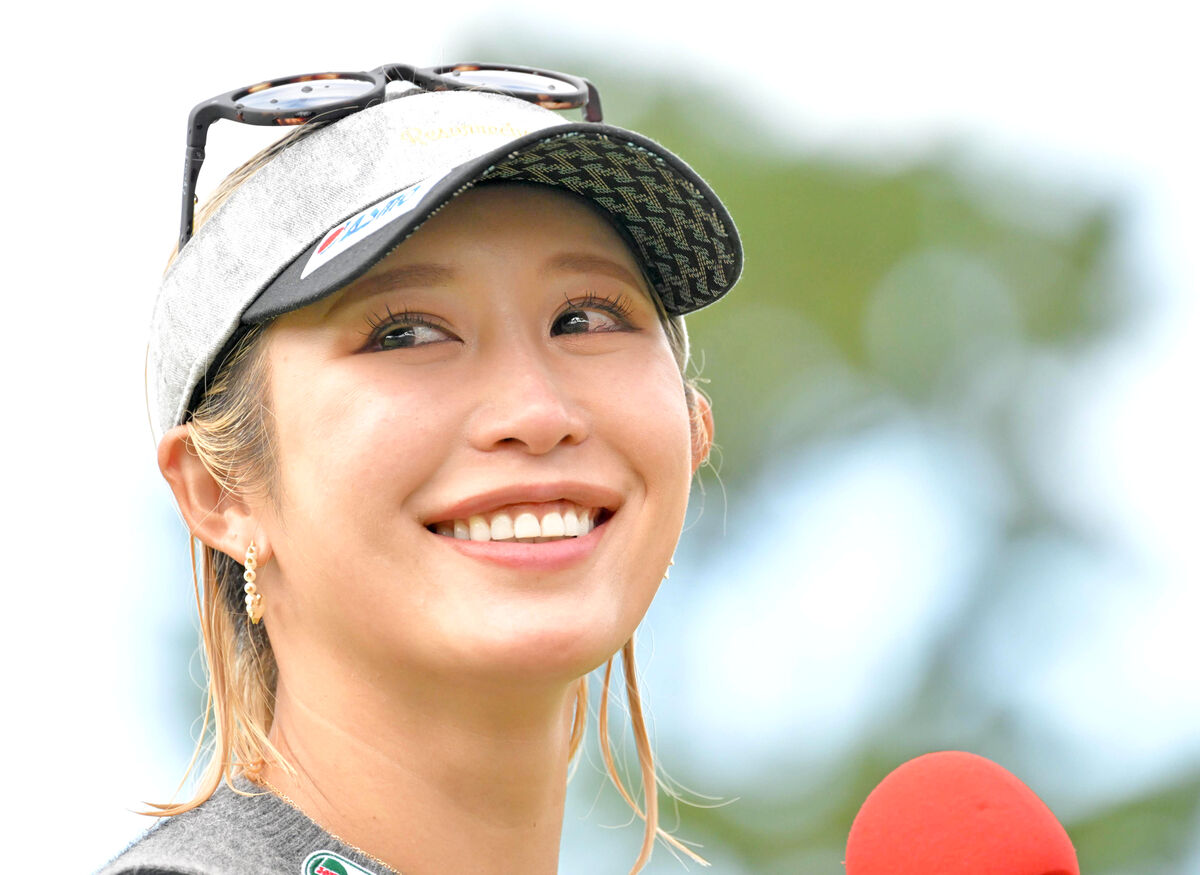 通算９アンダーで１１年振りにツアー２勝目を挙げた金田久美子は、優勝インタビューで涙を浮かべた（カメラ・今西　淳）