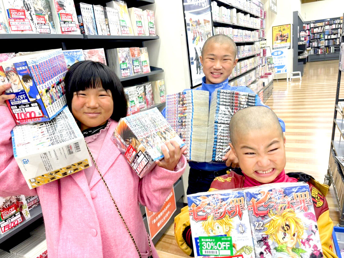 初賞金の５万円で兄・桃太郎君（中央）、弟・文殊君（右）と一緒に漫画を爆買いした須藤弥勒