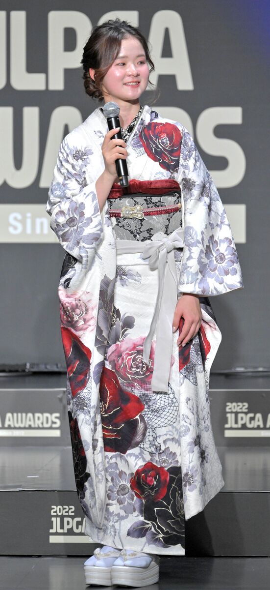 新人賞を受賞した川崎春花は、艶やかな和服姿で登壇した（カメラ・今西　淳）