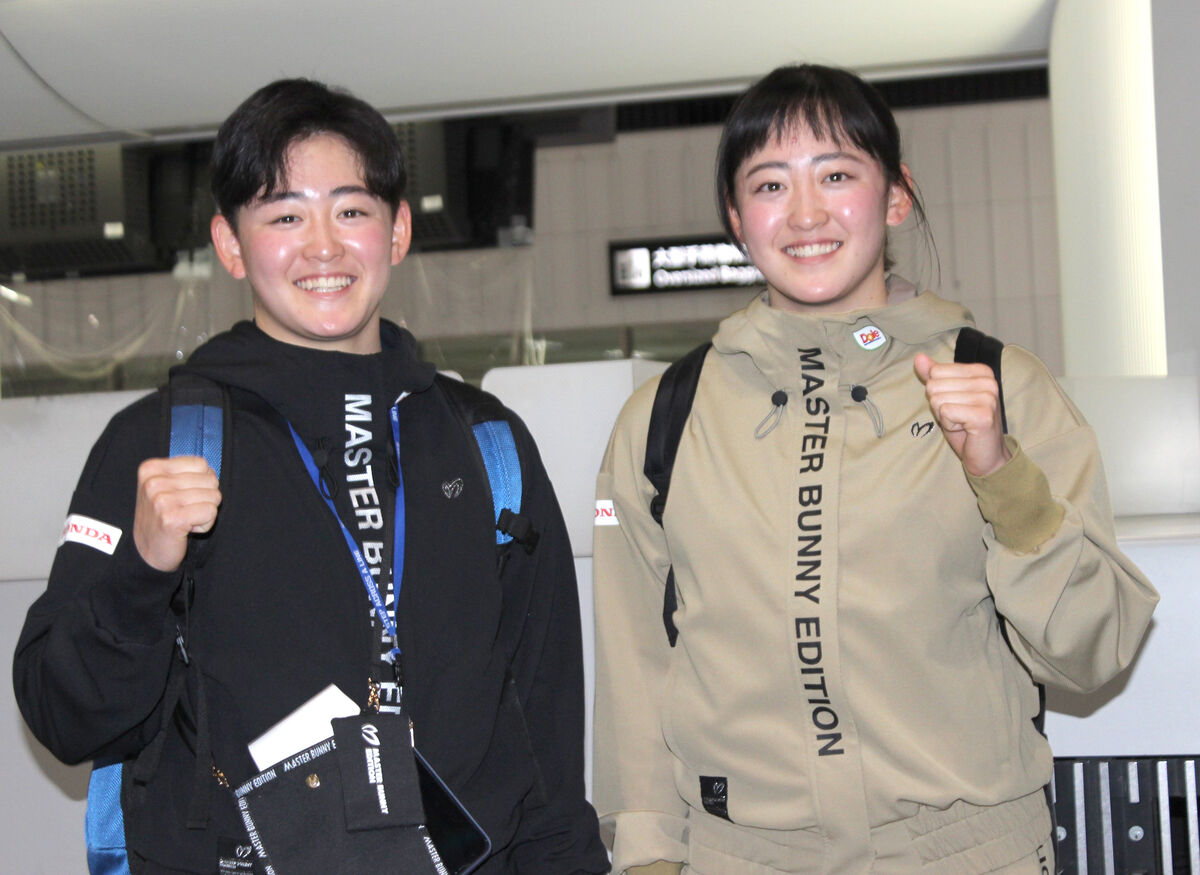 今季初戦に向け、成田空港からタイに出発する岩井明愛（左）と千怜の双子姉妹