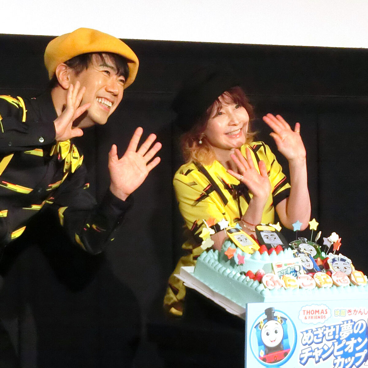 映画「きかんしゃトーマス」完成披露で声優をつとめたYOU（右）と藤井隆が舞台あいさつ。藤井にはサプライズで一足早いバースデーケーキが贈られた