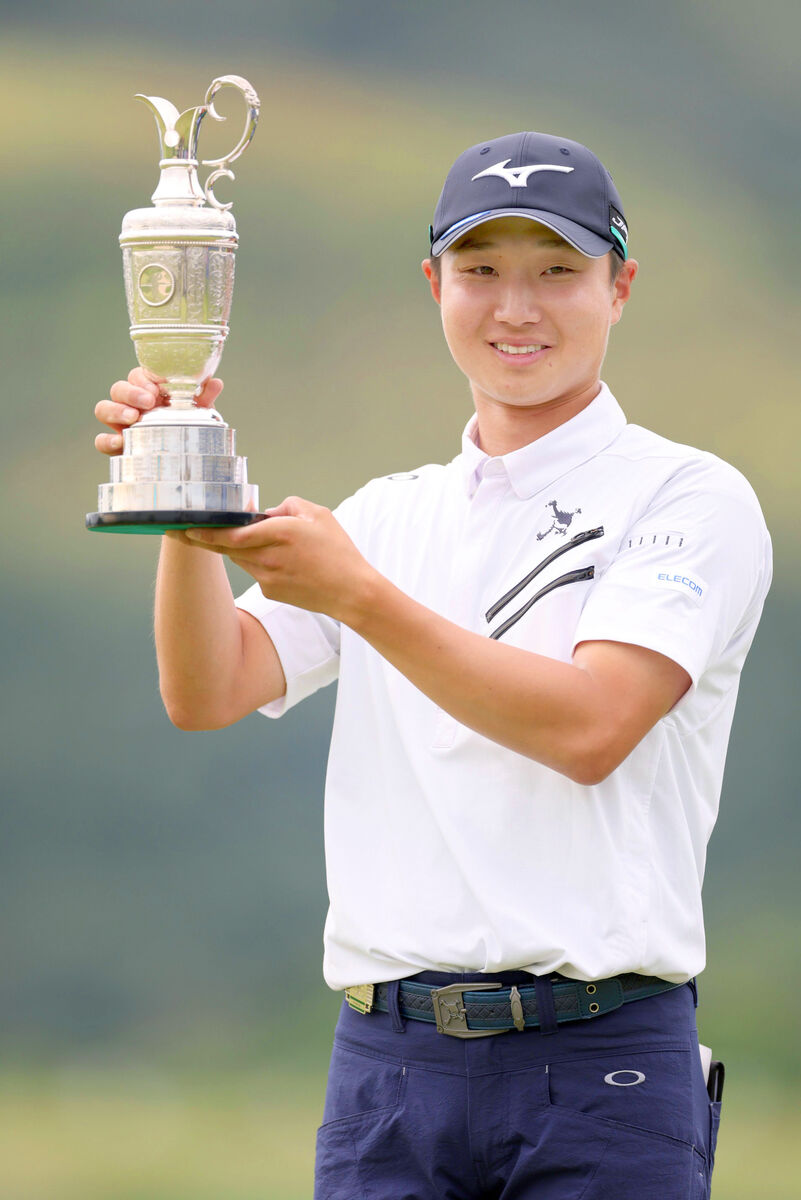 優勝しカップを掲げる平田憲聖（カメラ・岩田　大補）