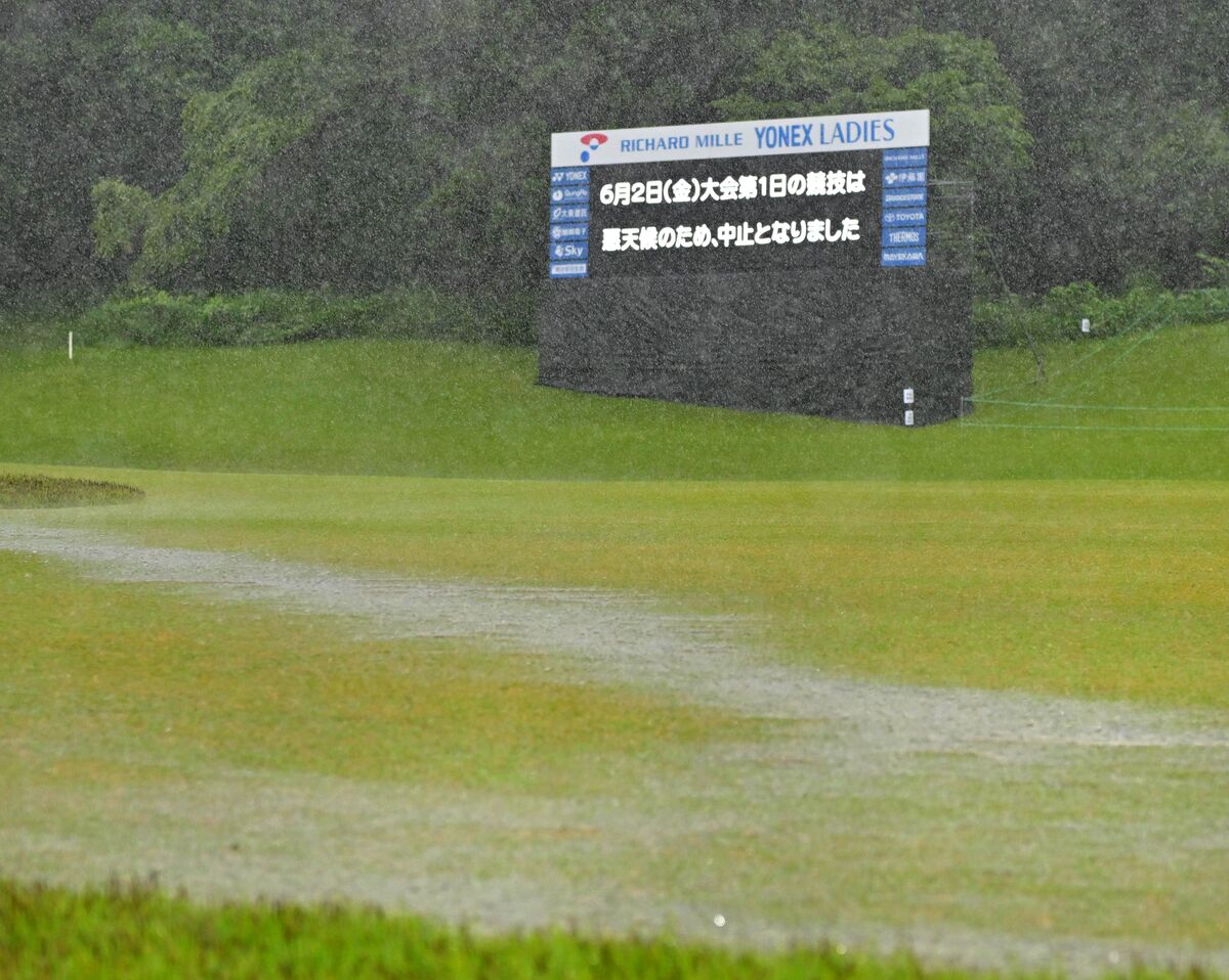 雨で水たまりのできた１８番フェアウェー。悪天候で第１ラウンドが中止となった（カメラ・今西　淳）