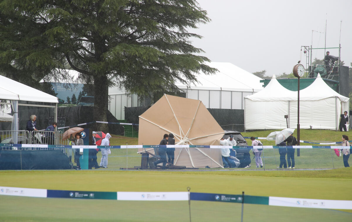 ツアー選手権２日目は降雨によるコースコンディション不良のため午後３時すぎに中断、そのままサスペンデッドとなった。突風でクラブハウス前のテントが倒れる（カメラ・頓所美代子）