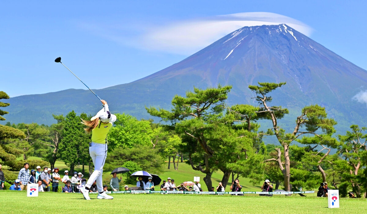 富士山を横目に１番ティーショットを放つ安田祐香（カメラ・今西　淳）