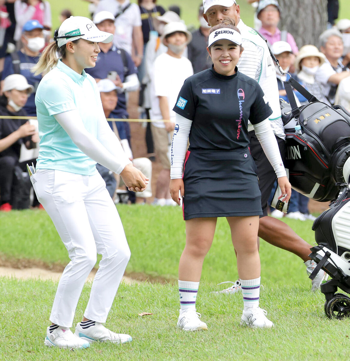 １２番、グリーン上で笑顔を見せる（左から）渋野日向子と山下美夢有　（カメラ・馬場　秀則）