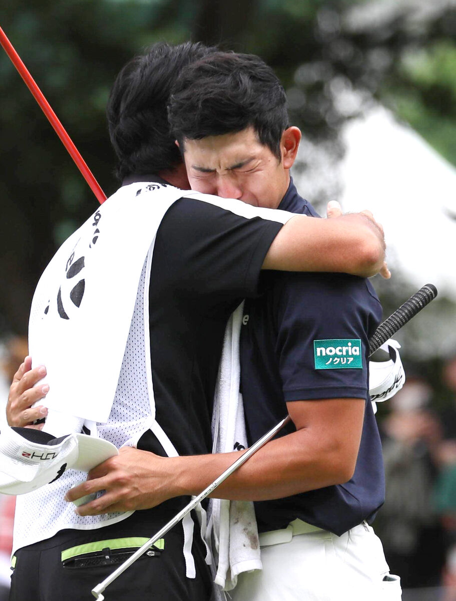 優勝を決めた中島啓太（右）はキャディーと抱き合い感涙にむせぶ（カメラ・谷口　健二）