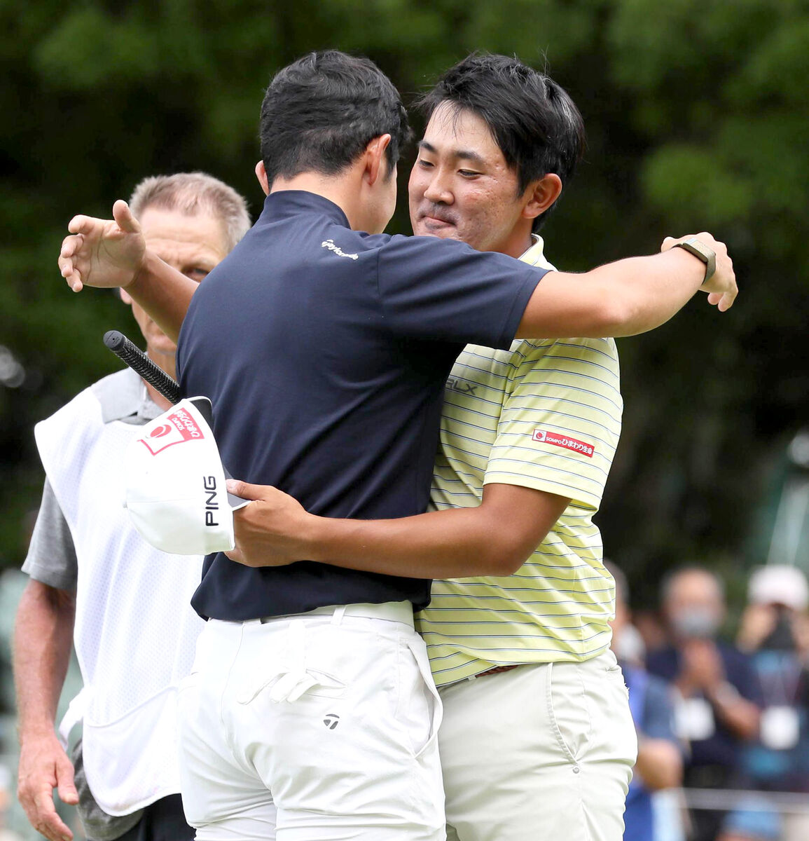 金谷拓実（右）と健闘を称えあう中島啓太（カメラ・谷口　健二）