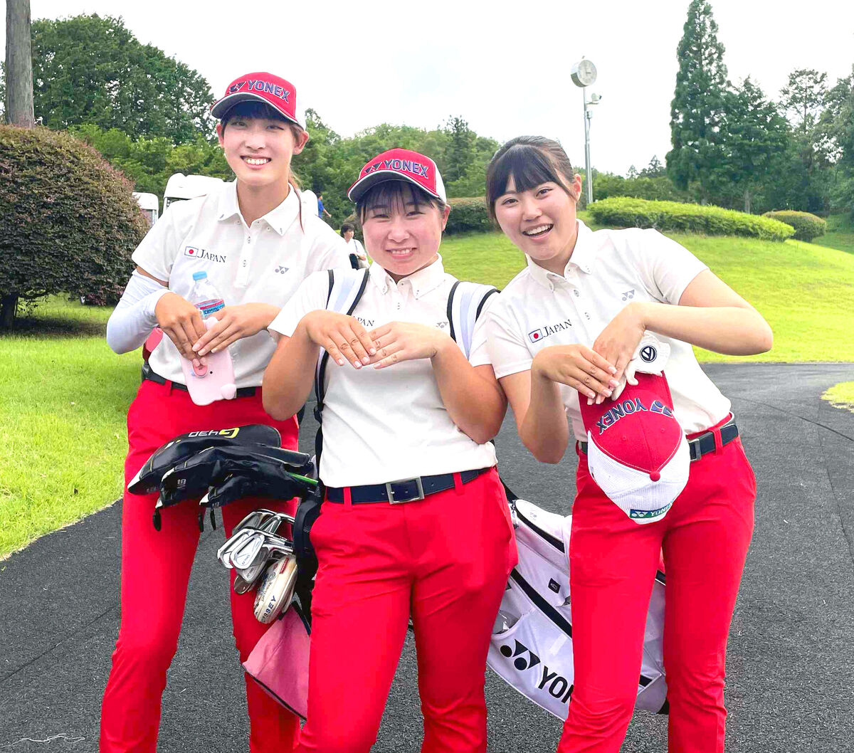 優勝が決まり、笑顔の日本女子チームの（左から）馬場咲希、荒木優奈、飯島早織