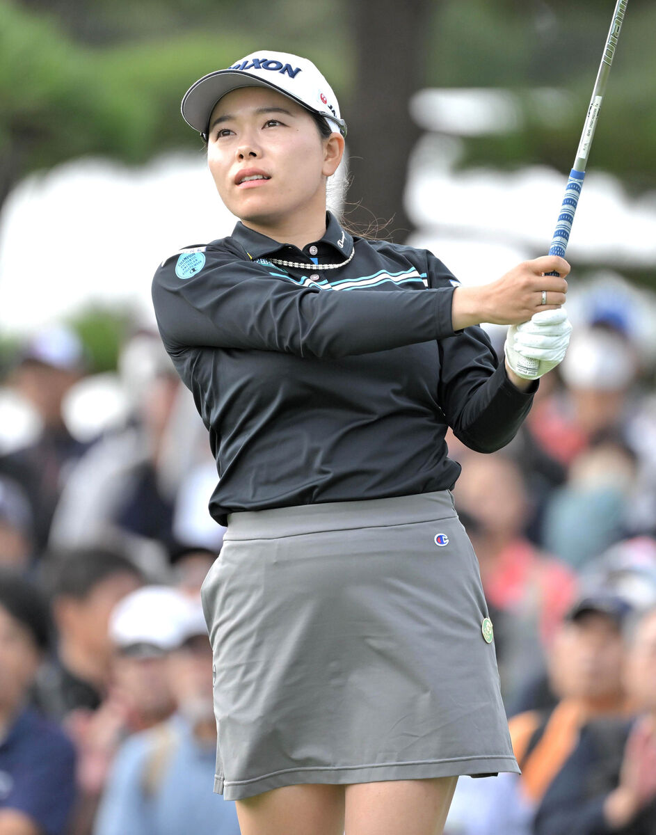１番ティーショットを放つ勝みなみ（カメラ・今西　淳）