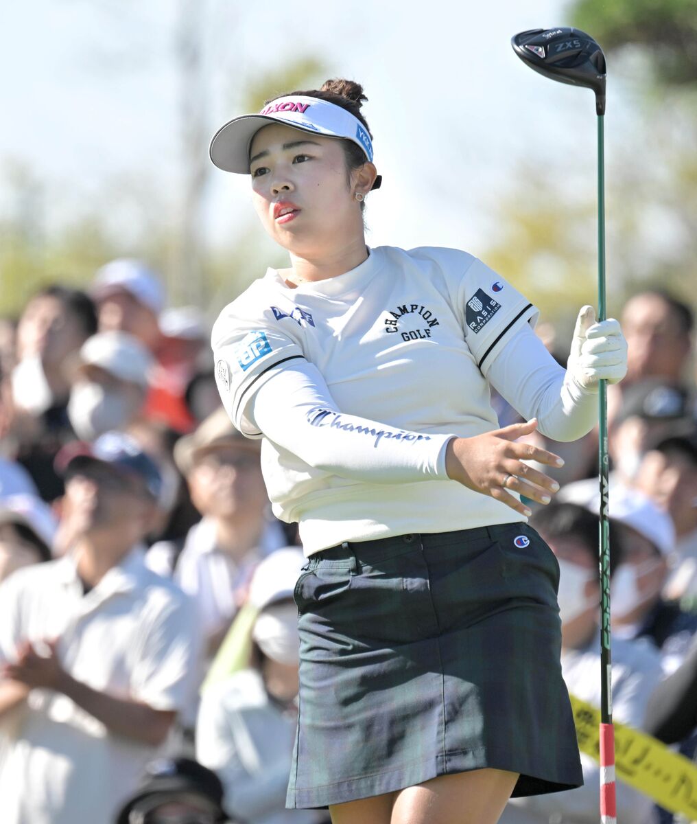 １番ティーショットを放つ山下美夢有（カメラ・今西　淳）