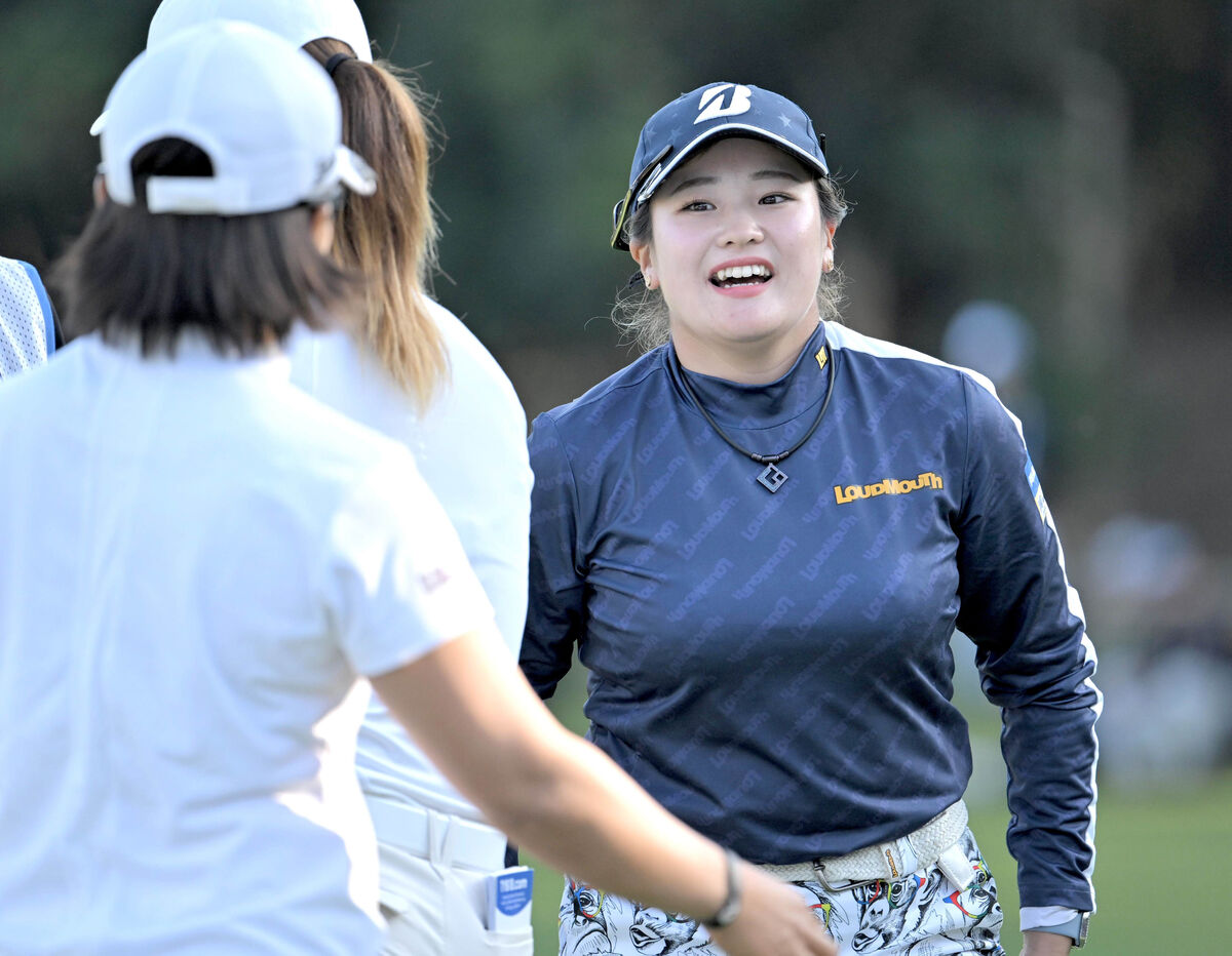 １８番でバーディーを奪い畑岡奈紗（左）に並んで首位に立った桑木志帆（カメラ・今西　淳）