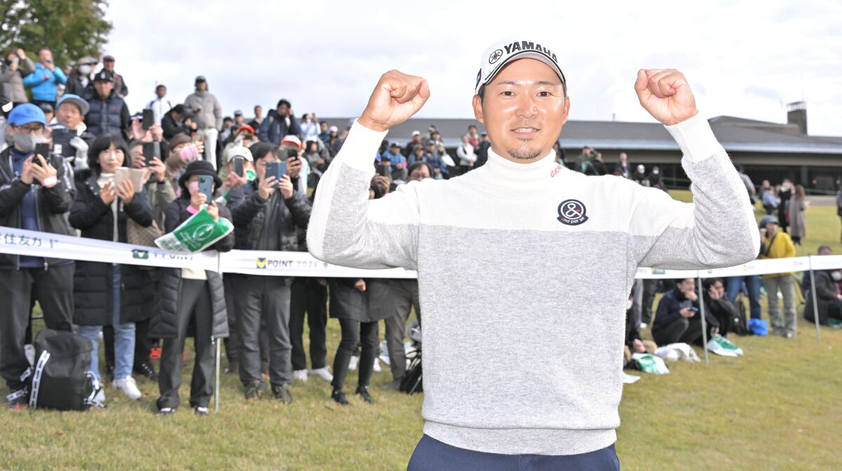 通算１２アンダーで今季２勝目を挙げた今平周吾はカメラに向かってガッツポーズ（カメラ・今西　淳）