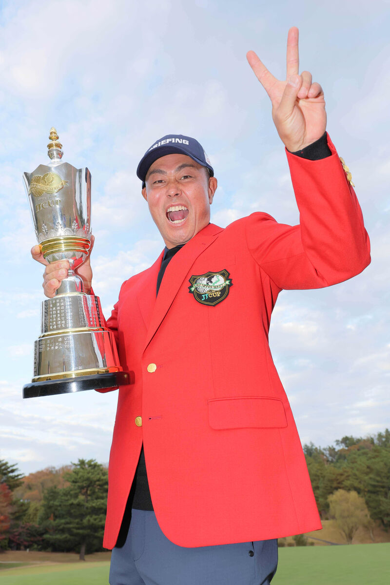 ２２年のゴルフ日本シリーズで２連覇しＶサインする谷原秀人