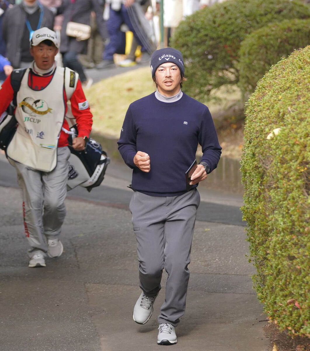 小走りに１５番ティーに向かう石川遼（カメラ ・岡野　将大）