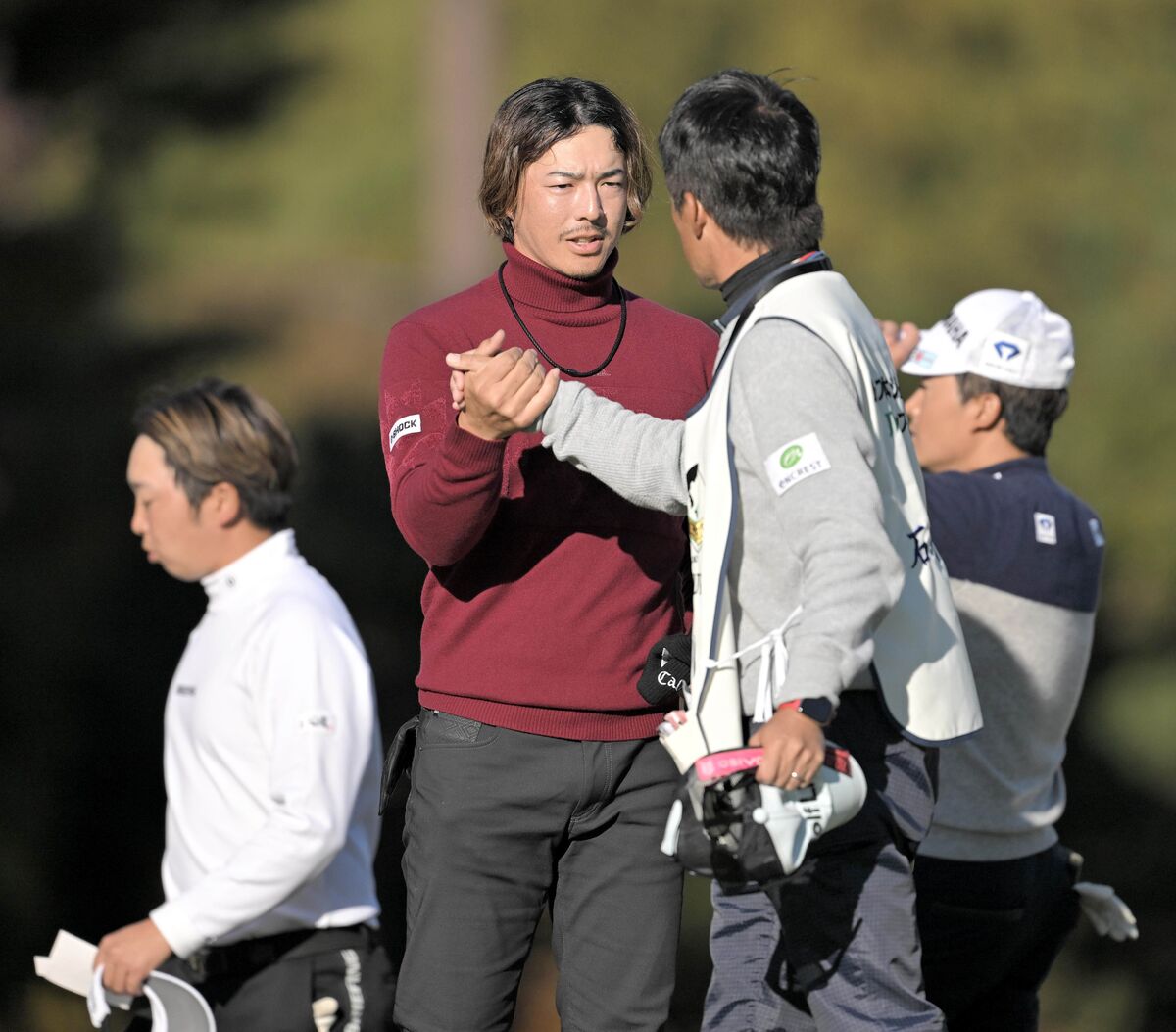 ３日目６２の猛チャージを見せてホールアウトした石川遼は、佐藤賢和キャディーとガッチリ握手した（カメラ・今西　淳）