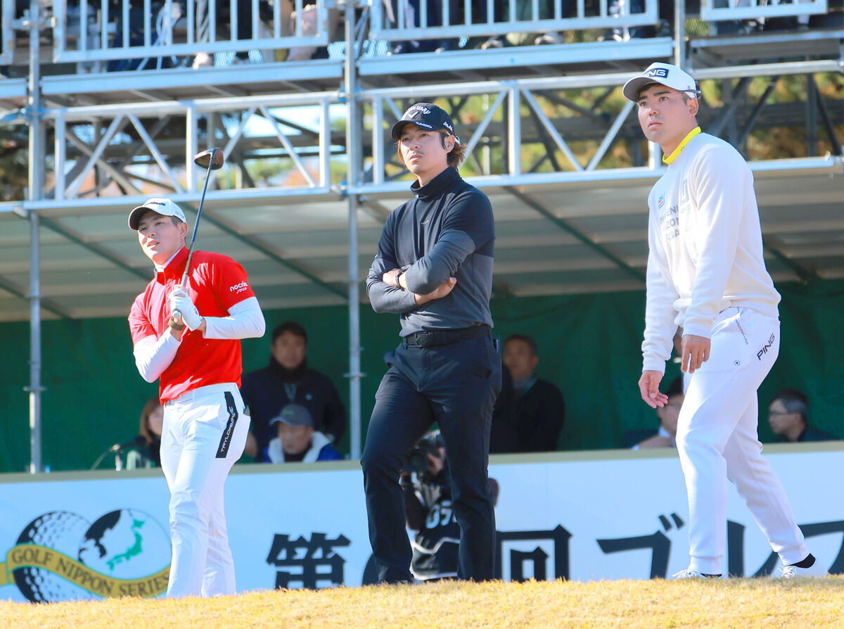 １番、スタートした最終組の(左から)中島啓太、石川遼、蝉川泰果(カメラ・竜田　卓)　