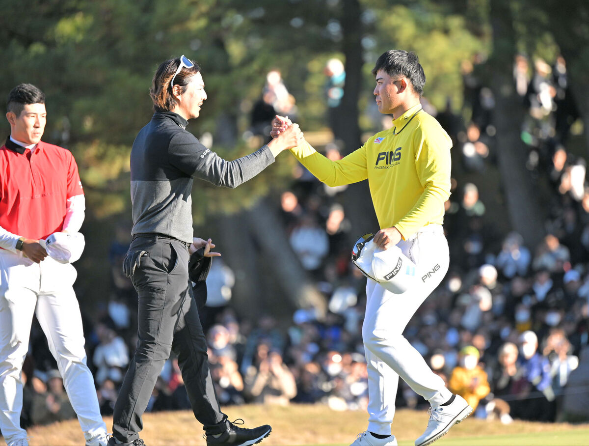 石川遼は優勝を決めた蝉川泰果(右)、中島啓太ら健闘をたたえ合う(カメラ・今西  淳)