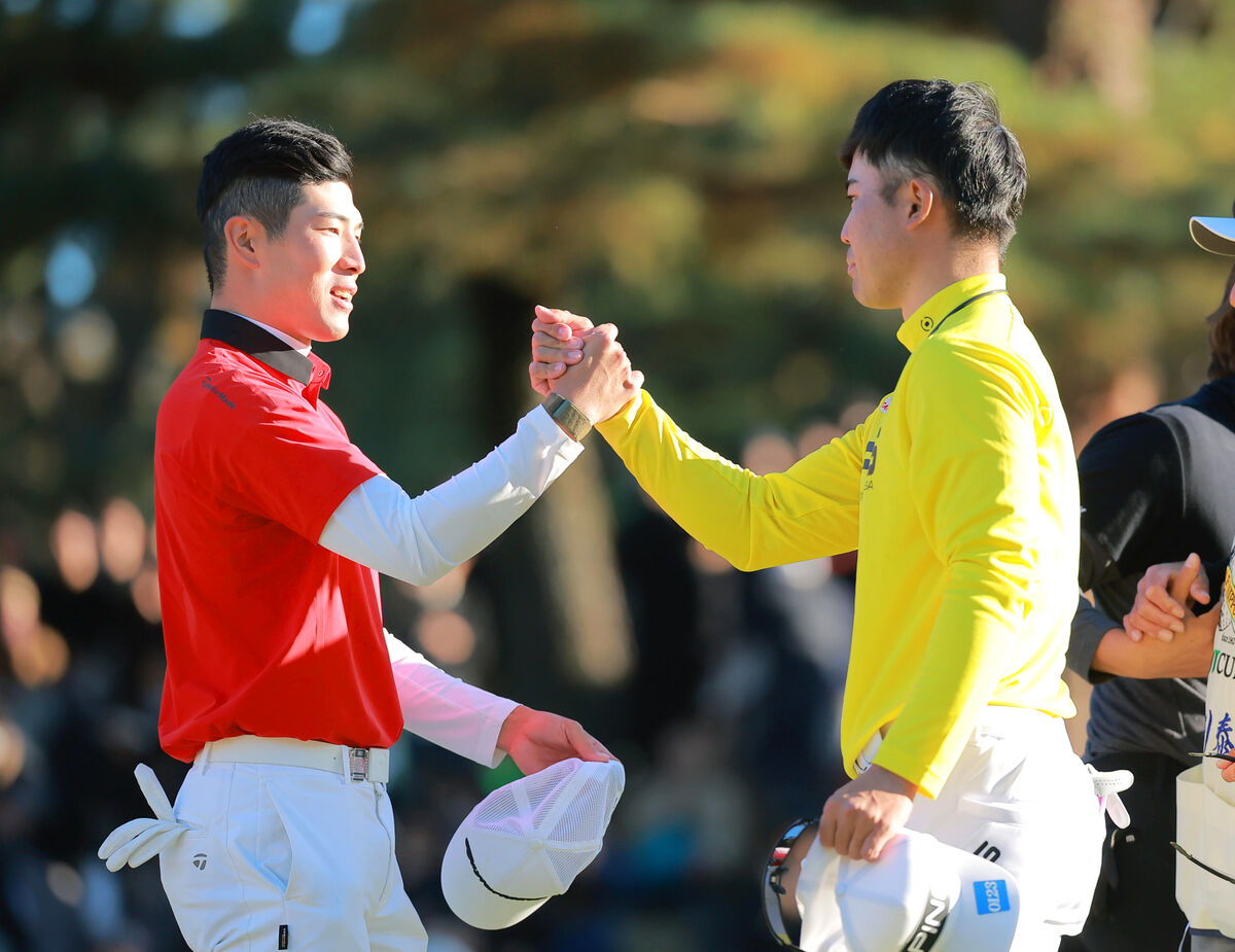 優勝した蝉川（右）と健闘をたたえ合う中島