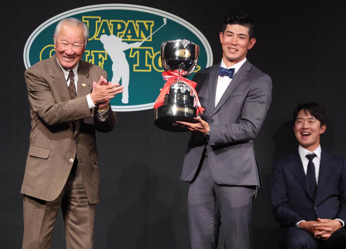 最優秀選手賞のトロフィーを手に笑顔の中島啓太（左はＪＧＴＯ・青木功会長）（カメラ・堺　恒志）