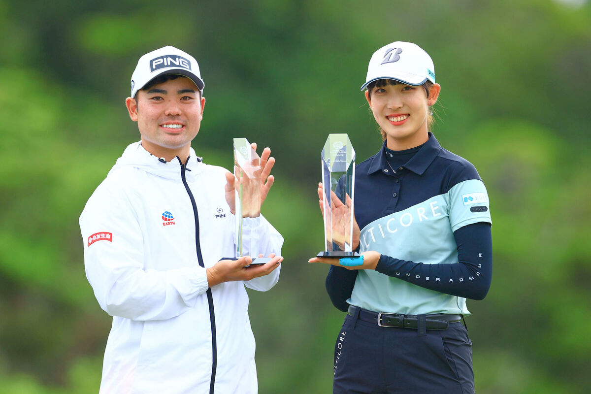 HEIWA・PGMチャリティゴルフで優勝した蝉川泰果（左）と馬場咲希（大会提供）