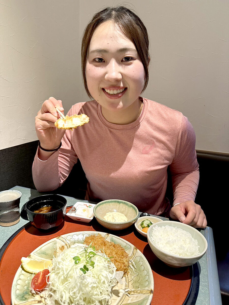 「レストランしん」の海老かつ定食を食べた竹田麗央（本人提供）