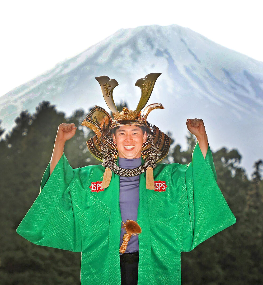富士山を背にポーズをとる桂川有人（カメラ・今成　良輔）
