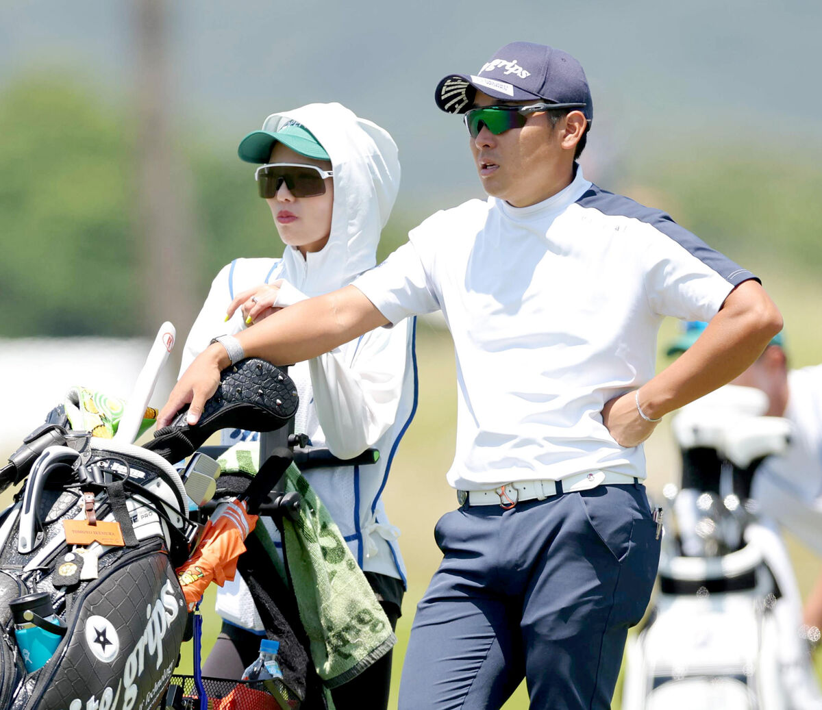 ５番、ふたりでコースを見る池村寛世と坂口琴音キャディー