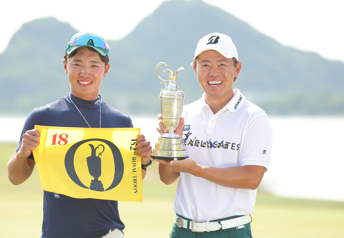 優勝し高橋キャディーと記念撮影する木下稜介（右）（カメラ・岩田　大補）