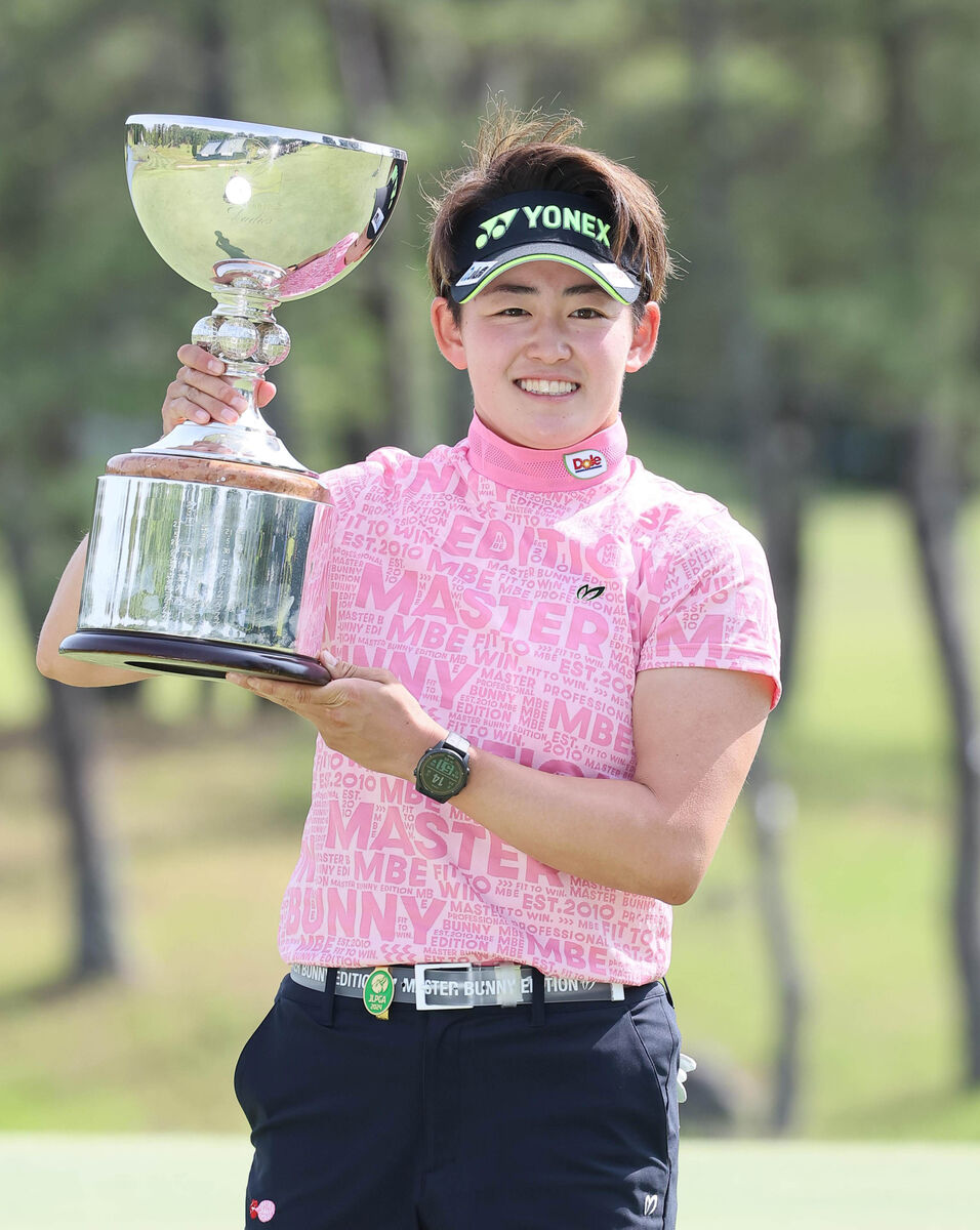 優勝カップを手に笑顔を見せる岩井明愛　（カメラ・馬場　秀則）