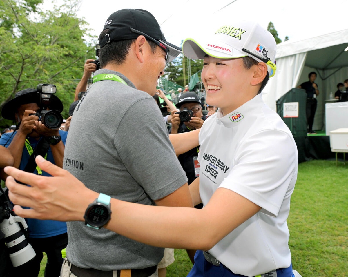 優勝した岩井明（右）は父・雄士さんと喜び合う