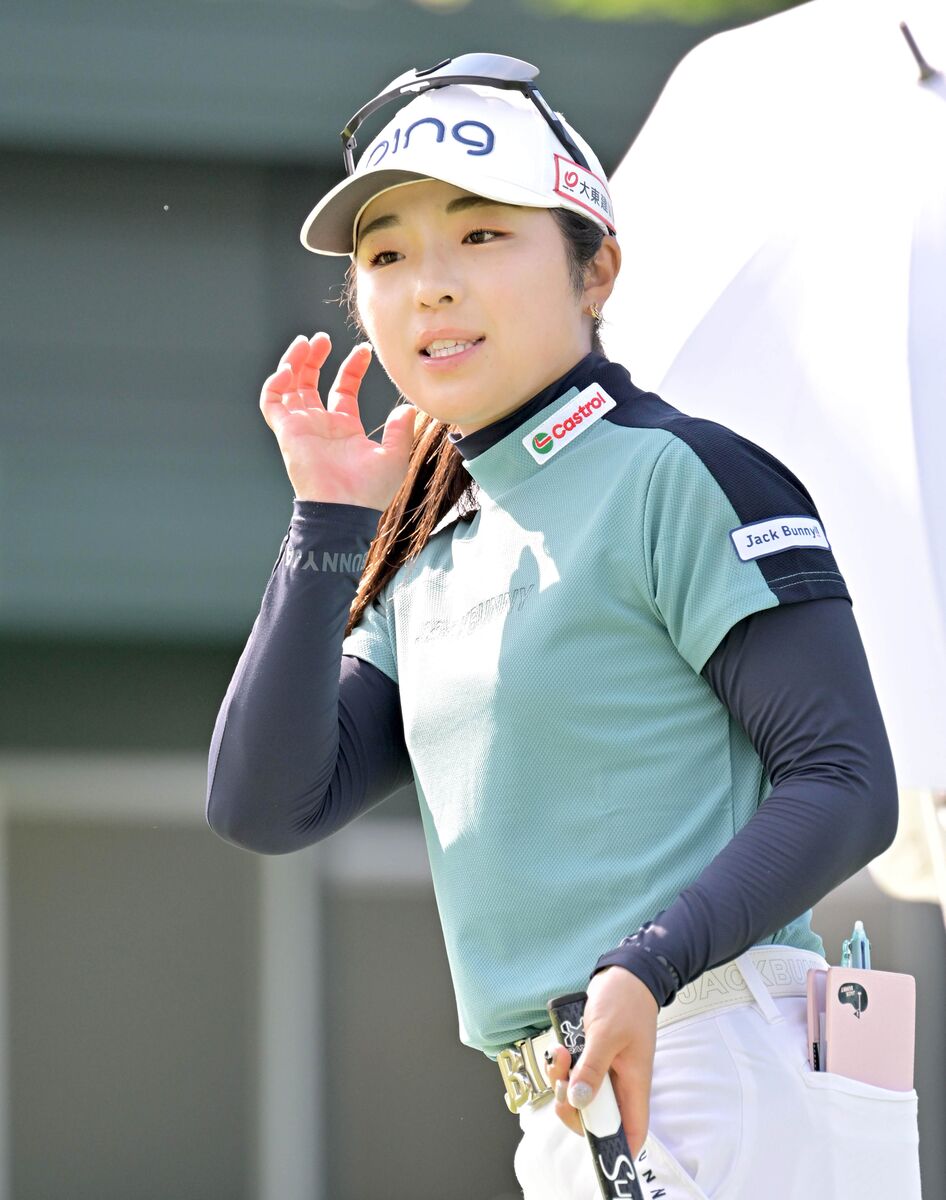 練習グリーンで調整する前週大会で２位に終わった佐久間朱莉（カメラ・今西　淳）