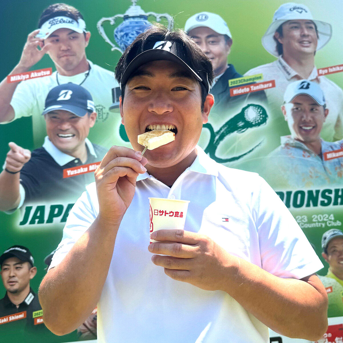 サトウ食品の餅をほおばる河野