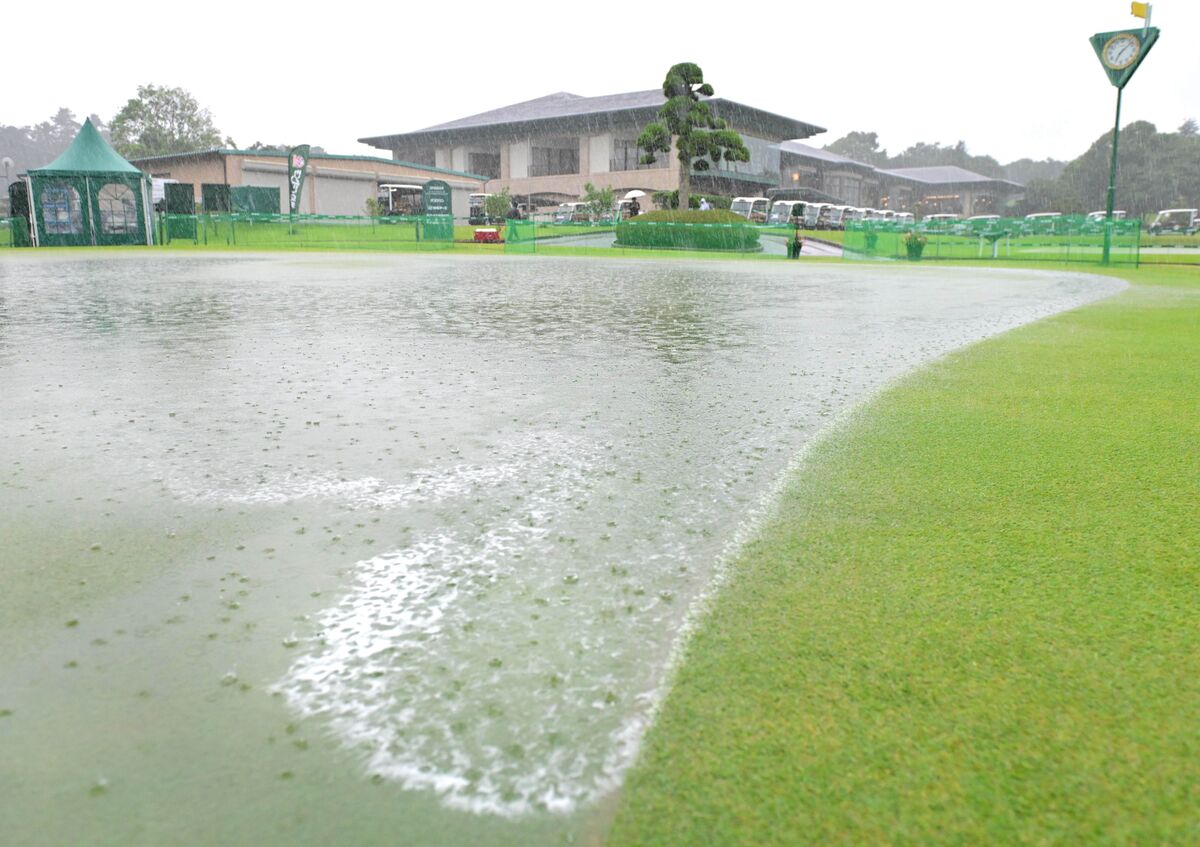 雨で水浸しとなったグリーン。降雨でスタート時間が遅れている（カメラ・今西　淳）