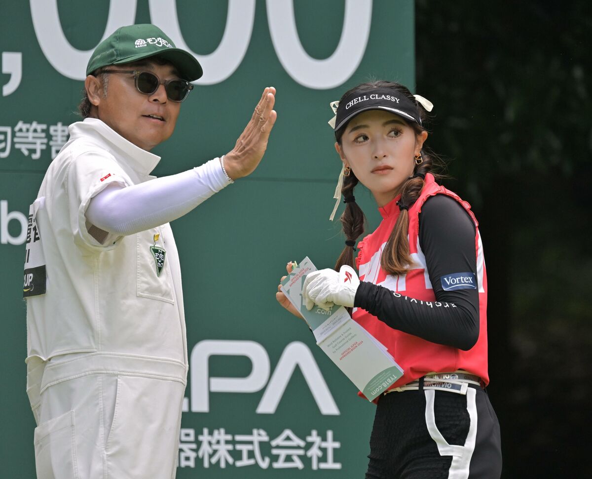 ４番でキャディーの片山晋呉(左)のアドバイスを聞く臼井麗香。通算１オーバーで大会を終えた(カメラ・今西  淳)